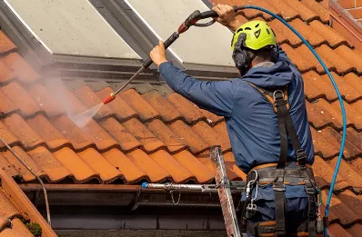 Démoussage et hydrofuge de toiture à Uzel